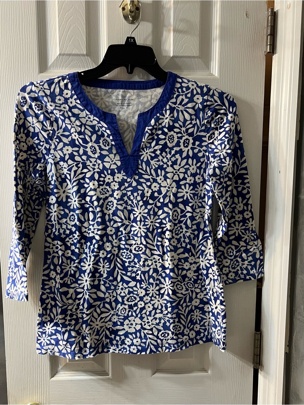 Charter Club Women’s Medium Blue & White Floral 3/4 Sleeve V-Neck Top